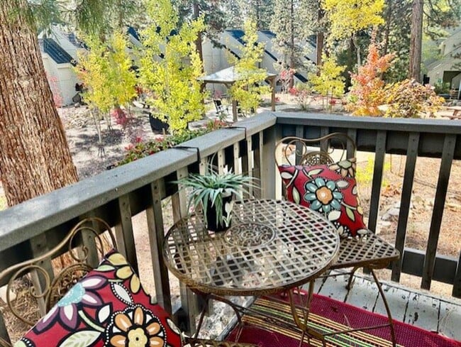 Building Photo - Adorable 2 Bedroom - Central Incline! 1 Do...