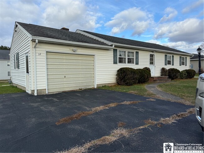 Building Photo - 32 Maple St