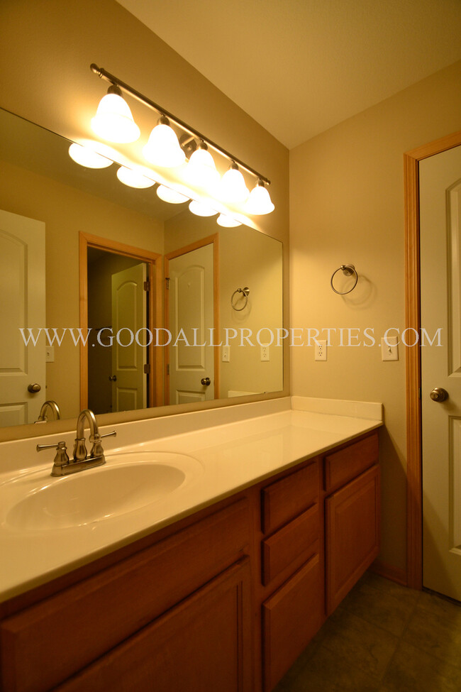 Building Photo - 3 Bedroom, 2.5 Bath Townhome in Grimes