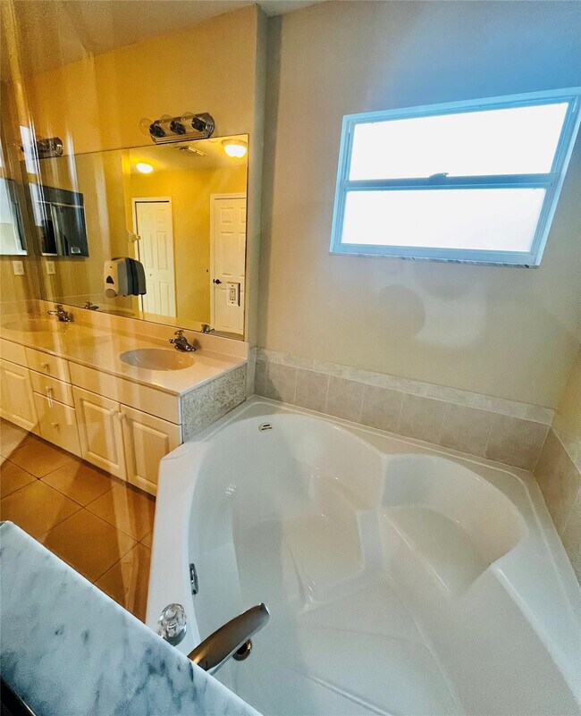 Building Photo - 602 SW McCall Rd