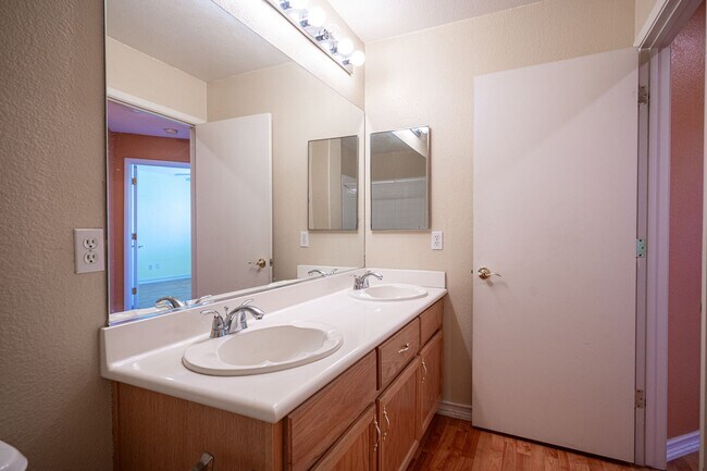 Building Photo - Silverado Ranch - Cul-de-sac.  Downstairs Bedroom and Bathroom