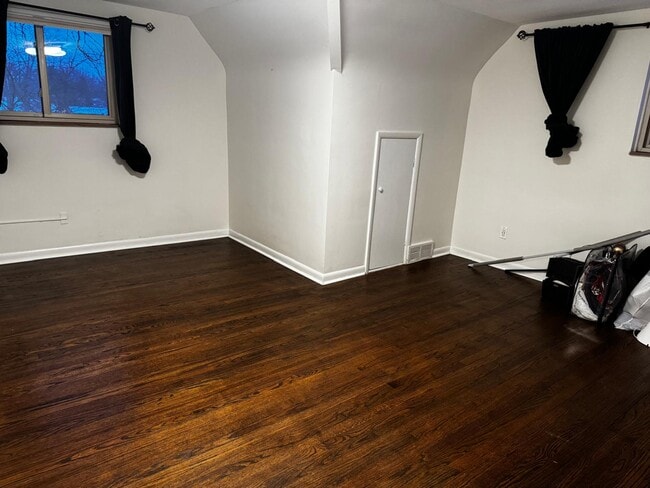 Building Photo - 608 Montrose Ave