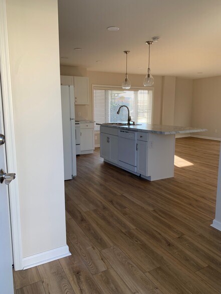 Building Photo - 324 Russell Ave