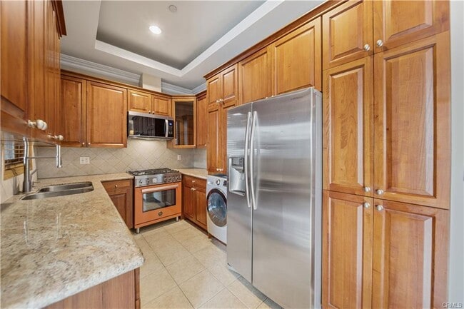 Building Photo - 216 N Buena Vista St