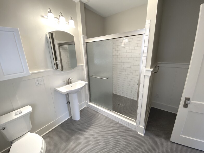 Primary bathroom - 1263 Agnes Pl