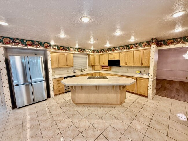 Building Photo - Distinctive and Spacious 5-BR Home in Bloomington