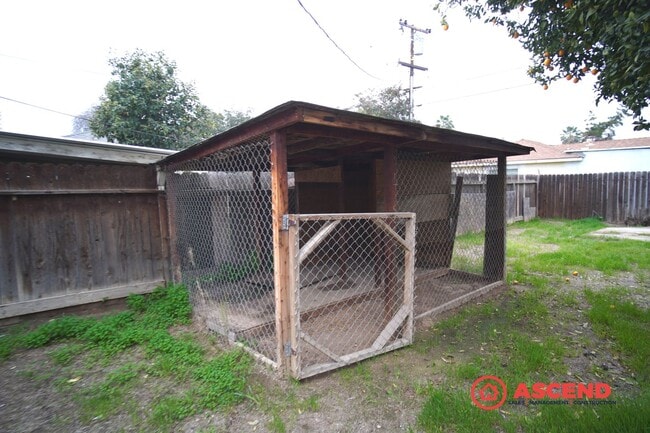 Building Photo - 1318-1320 El Tejon Ave