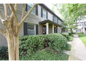 Building Photo - 2-story condo in great location!