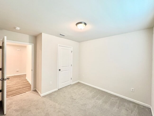 Building Photo - 462 Whispering Creek Ave