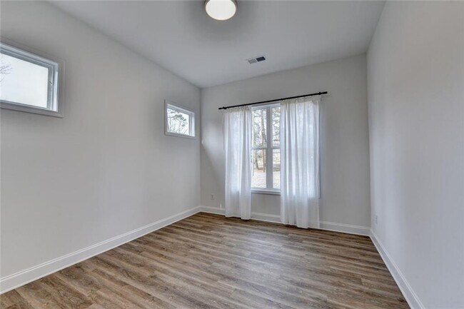 Building Photo - 1329 Davis St