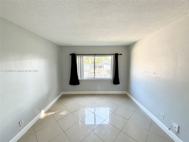 Building Photo - 251 SE 6th Ave