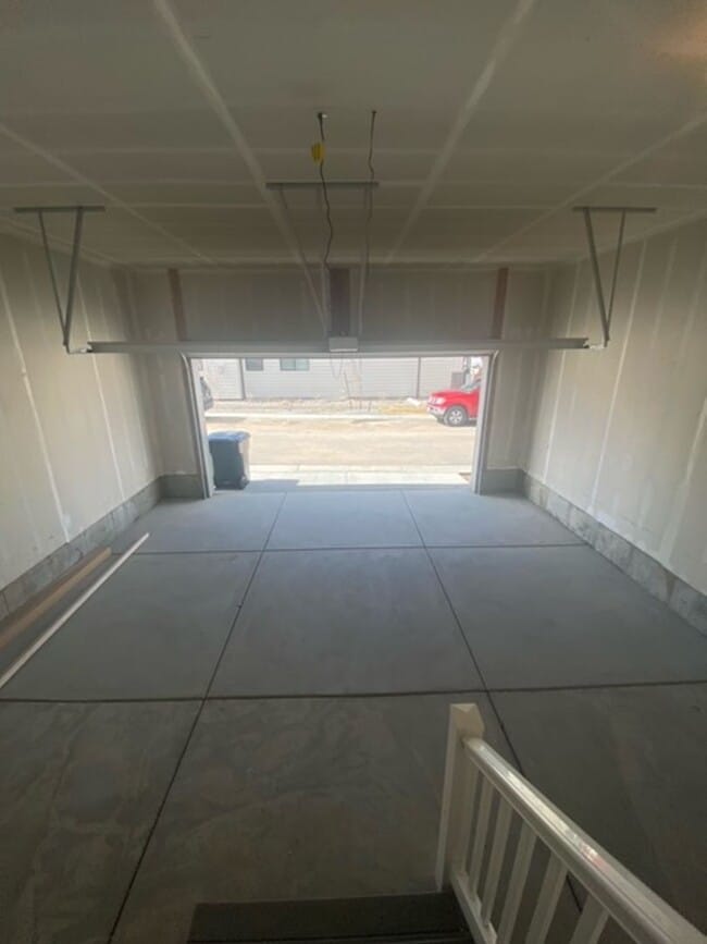 Building Photo - Beautiful Bountiful Townhome