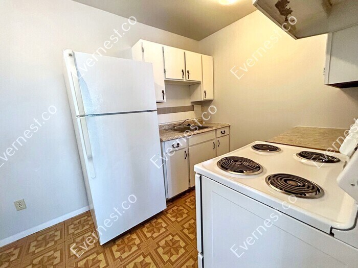 Building Photo - 954 W Moreno Ave