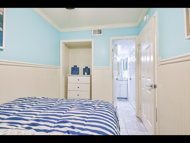 Building Photo - 6102 Seawall Blvd