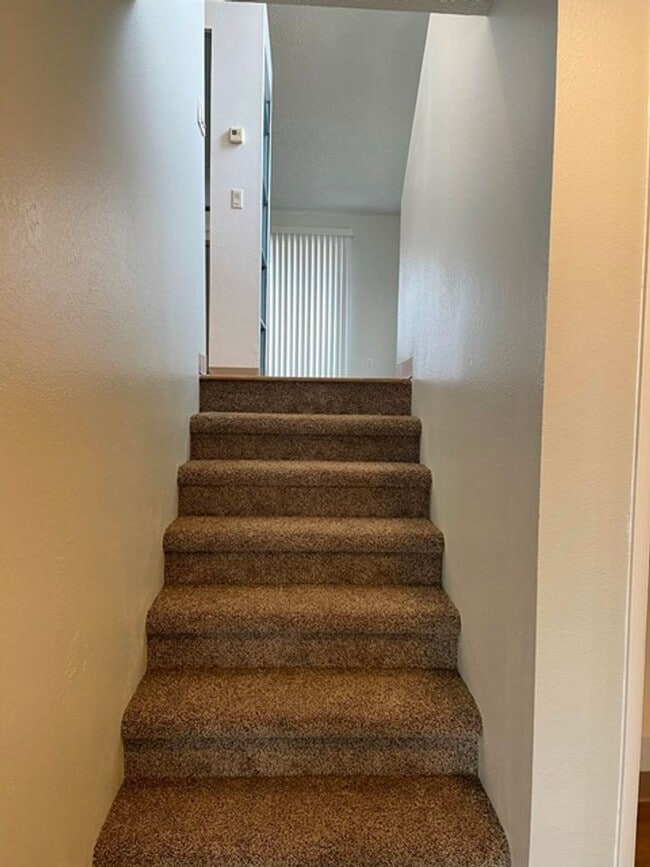 Building Photo - 2 bedroom townhouse
