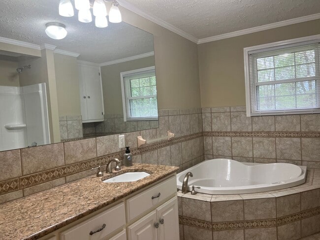 Building Photo - 733 Pine St