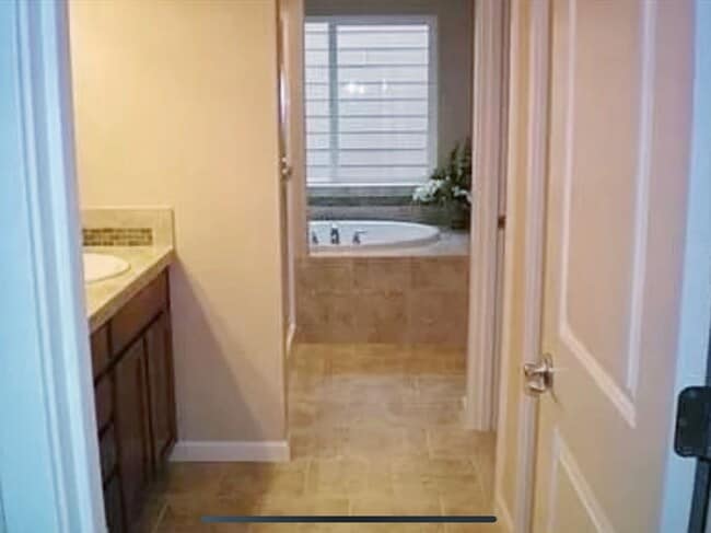 Building Photo - Gorgeous 4 bed plus den