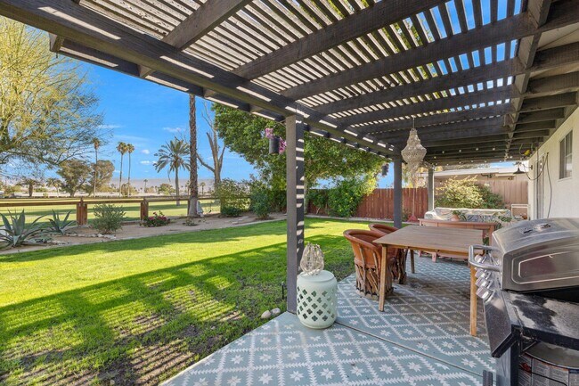 Building Photo - 77590 California Dr