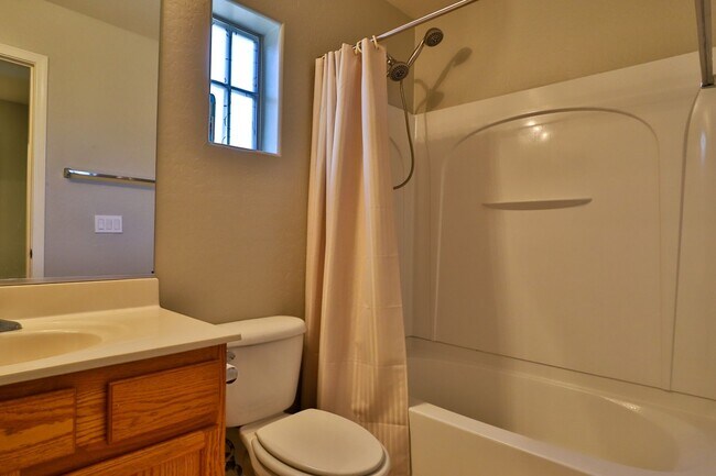 Building Photo - 3 bedroom 2 bath home with a den in san tan valley! No April rent!