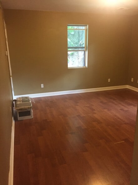 Livingroom - 357 College Ave