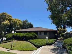 Building Photo - 1 bedroom end unit-New plank flooring thro...