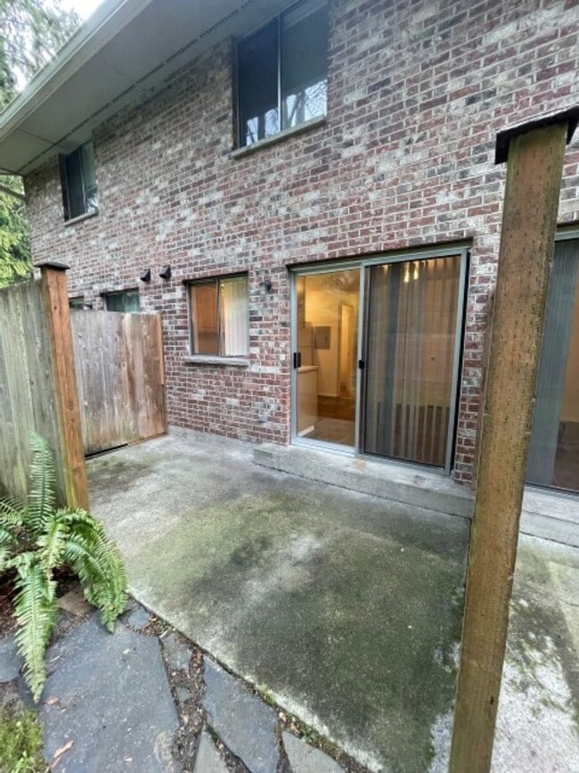 Building Photo - 2Bd/1.5Ba Lynnwood Townhouse