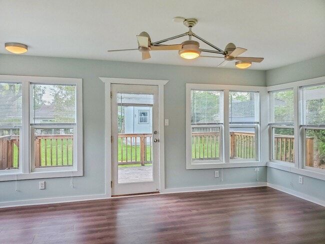 Building Photo - 720 Country Ln S