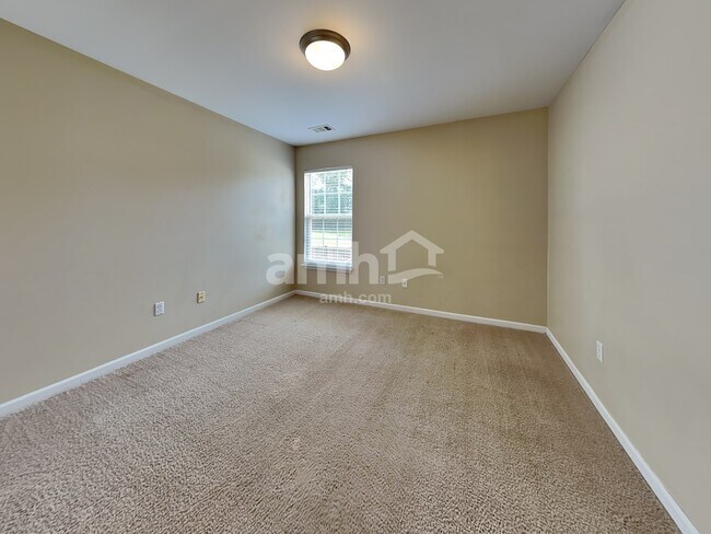 Building Photo - 11 Knoll Ridge Dr