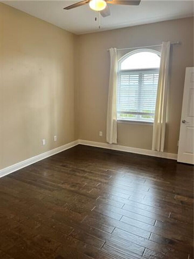 Building Photo - Beautiful and Spacious townhome in gated Clipper Estates. Three bedrooms, each with a private bat...