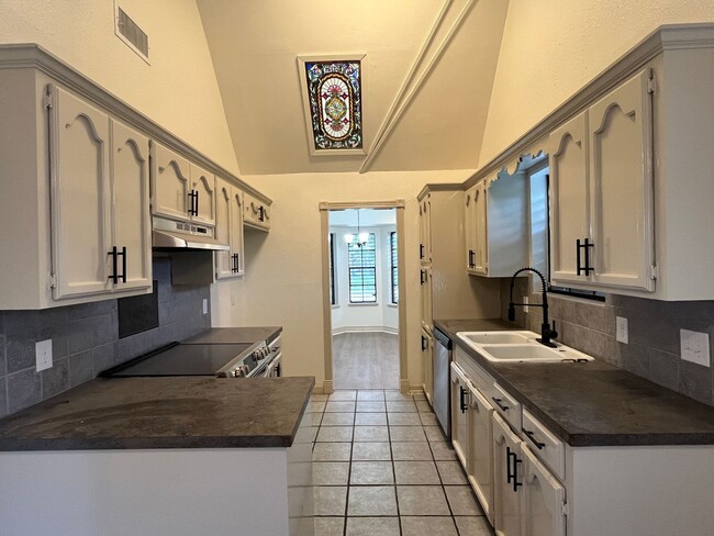 Building Photo - 3 Bedroom 2 Bath Southside!!