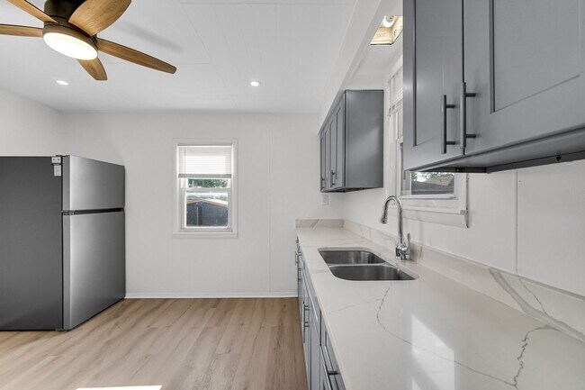 Building Photo - 2 Bedroom 1 Bathroom House for Rent!