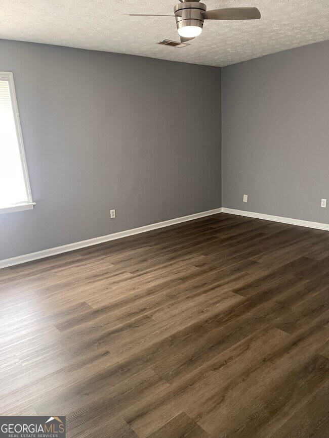 Building Photo - 1233 Woodland Ct SE