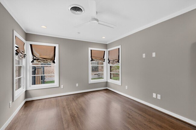 Building Photo - Gorgeous 2/2 Bungalow with Private Pool