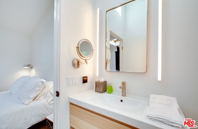 Building Photo - 927 1/2 Victoria Ave