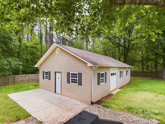 Building Photo - 618 Monroe Hwy