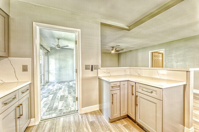 Building Photo - 400 S Luna Ct