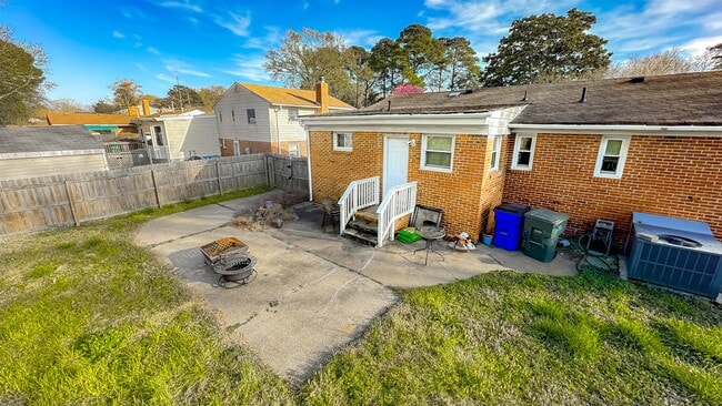 Building Photo - 1346 Tallwood St