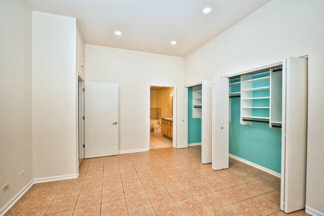 Building Photo - 2317 W Wolfram St