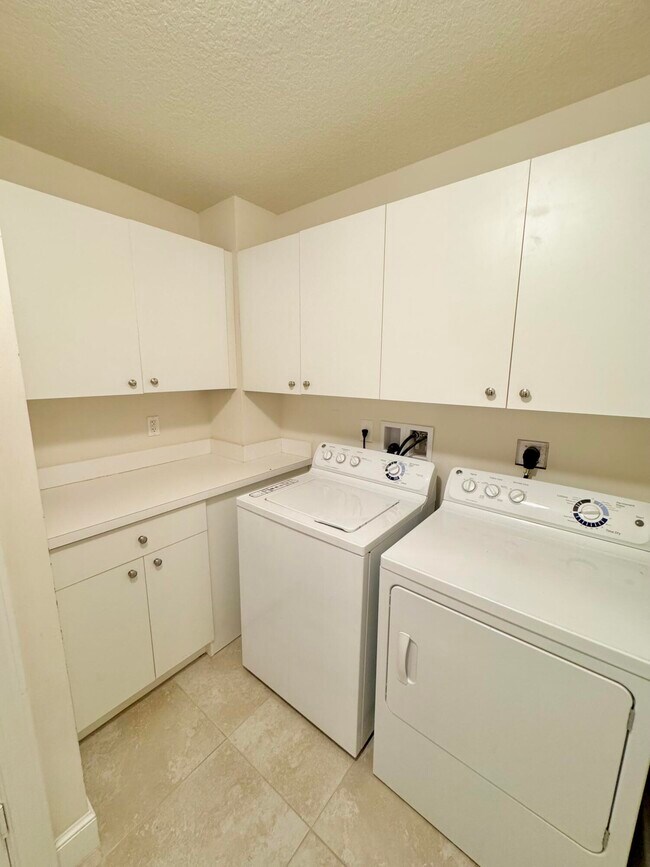 Building Photo - 341 Bay Colony Dr N