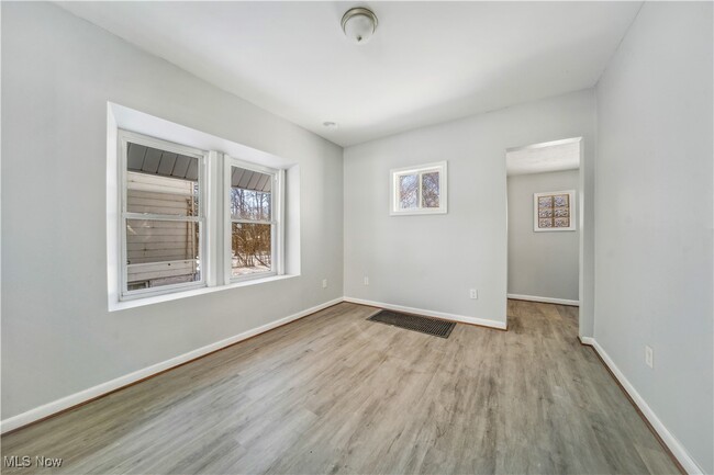 Building Photo - 702 Grace Ave