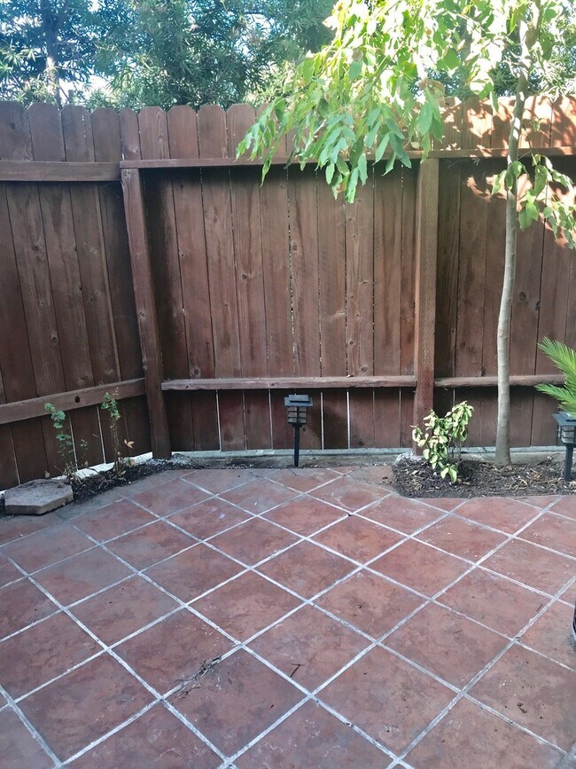 Building Photo - Beautiful and spacious multilevel townhouse in model home condition