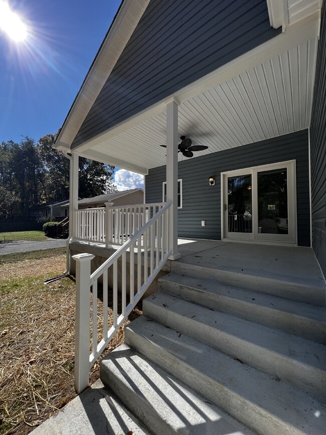 Building Photo - 38 Meadow View Ln