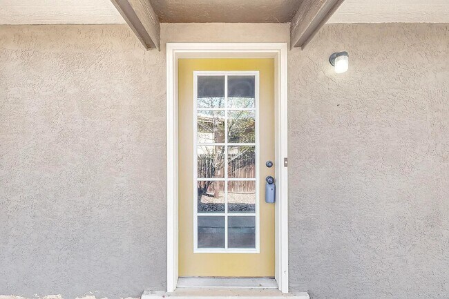 Building Photo - 699 Lakeview Cir SE