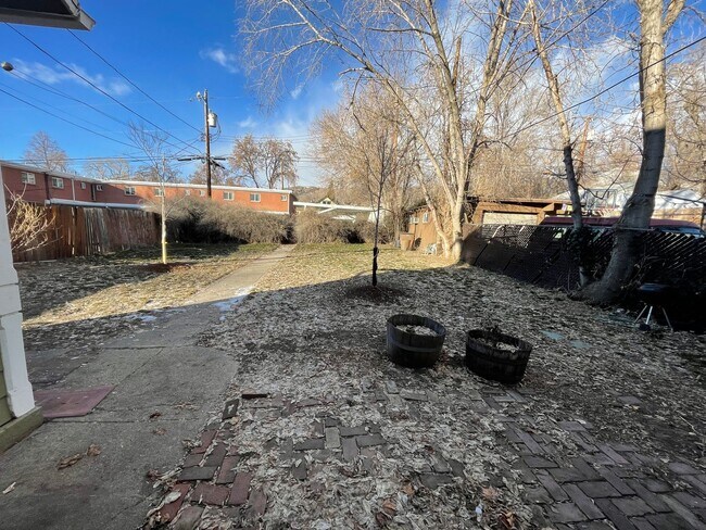 Building Photo - Pet Friendly 2 bedroom Apartment in SLC avenues