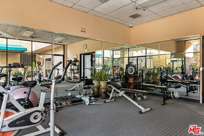 Building Photo - 727 S Ardmore Ave