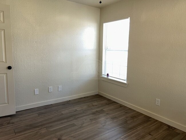 Building Photo - 1702 Alamo Ave