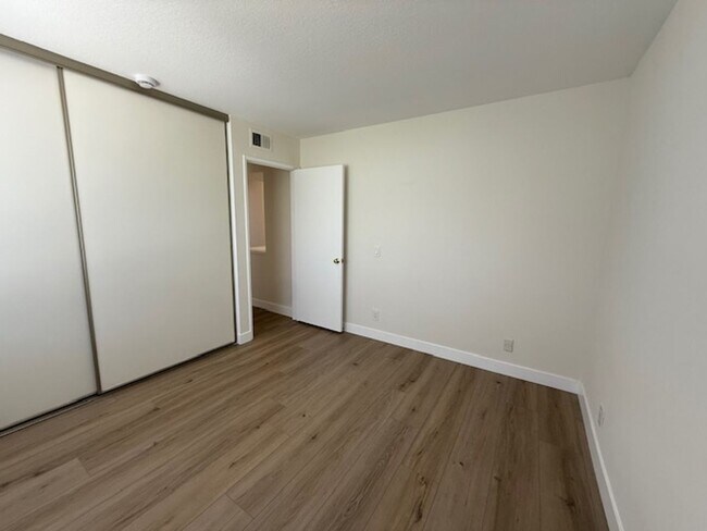 Building Photo - Updated 3 Bedroom Detached Home in Woodbri...