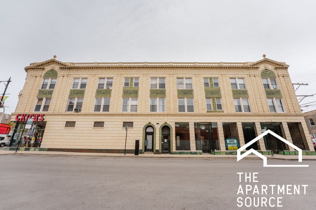 Building Photo - 4755 N Sawyer Ave