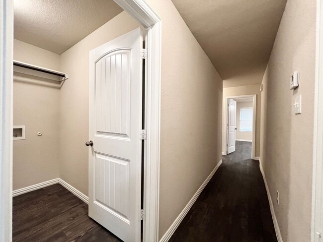 Building Photo - 660 River Garden Dr