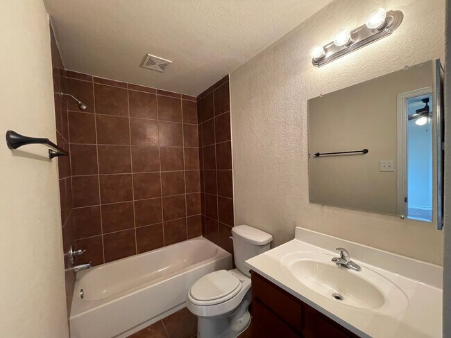 Building Photo - Townhome for rent